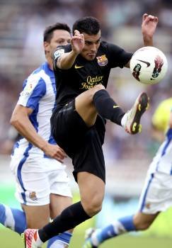 El barcelonista Pedro lucha por un balón (Foto: EFE)