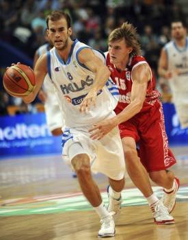 El griego Nick Calathes (i) lucha por el balón con Andrei Kirilenko (d) durante el partido de segunda ronda del grupo F del Europeo de baloncesto Lituania 2011 disputado en Vilna (Foto: EFE)