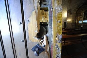 Los ladrones forzaron la puerta de la iglesia de San Lorenzo de Piñor, en Barbadás, para poder entrar. (Foto: MARTI´ÑO PINAL)