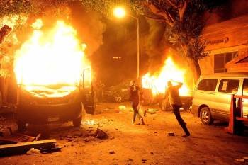Ciudadanos egipcios durante el asalto a la embajada israelí. (Foto: M. OMAR)