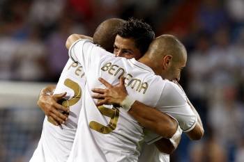 Benzema celebra uno de los goles con Pepe y Ronaldo. (Foto: J.C. HIDALGO)