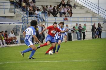Xurxo y Stefan presionan a un jugador del Ourense B. (Foto: MARTIÑO PINAL)