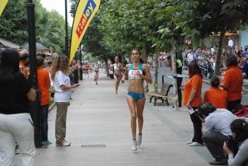 Solange Pereira entra en la línea de meta con la valdeorresa Eva Arias a unos metros de distancia. (Foto: LUIS BLANCO)
