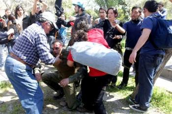 Un carabinero atacado por manifestantes en Santiago de Chile. (Foto: MARIO RUIZ)