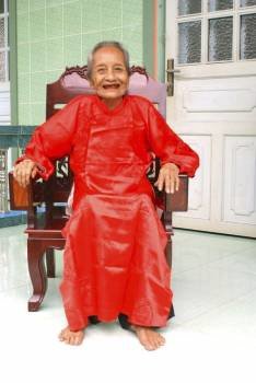 Fotografía facilitada por el Libro de los Récord de Vietnam de Nguyen Thi Tru, una vietnamita de 118 años que ha recibido hoy el título de la mujer más longeva de Vietnam, además de superar el actual récord mundial.  (Foto: EFE)