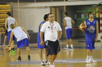 César Iglesias y varios jugadores, en un entrenamiento. (Foto: MARTIÑO PINAL)