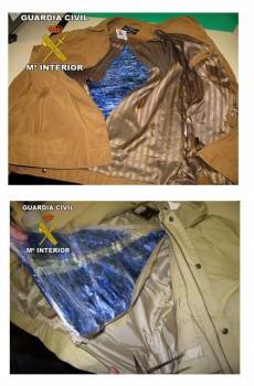 Fotografías facilitadas por la Guardia Civil, que que ha detenido a un hombre en el aeropuerto de El Prat que viajaba con 36 kilos de cocaína ocultos en el forro de 17 chaquetas  (Foto: EFE)