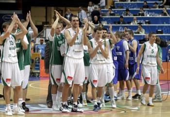 Los jugadores eslovenos celebran la clasificación para los cuartos de final del Eurobasket de Lituania (Foto: V. KALNINA)