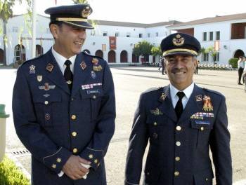El coronel Antonio Javier Taranilla (izda), durante su toma de posesión como jefe de la Base Aérea de Talavera la Real y Ala 23, en sustitución de Domingo Porras (dcha) (Foto: EFE)