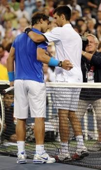 El tenista serbio Novak Djokovic  saluda al español Rafael Nadal después de vencerlo , durante el partido por la final del Abierto de Tenis de Estados Unidos  (Foto:  EFE)