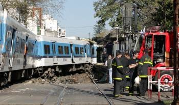 Al menos siete personas murieron y 162 resultaron heridas cuando un tren arrolló a un autobús en un paso a nivel cercano a la estación del barrio de Flores en Buenos Aires (Foto: EFE)