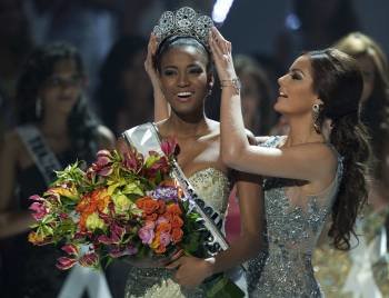 La representante de Angola, Leila Lopes, es coronada como Miss Universo 2011 por su antecesora, la mexicana Ximena Navarrete (Foto: EFE)