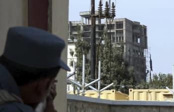 Un soldado afgano toma posición frente al edificio donde un grupo insurgente talibán se ha atrincherado en Kabul (Foto: EFE)