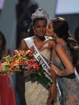  La representante de Angola, Leila Lopes (i), es coronada como Miss Universo 2011 por su antecesora, la mexicana Ximena Navarrete (d). EFE