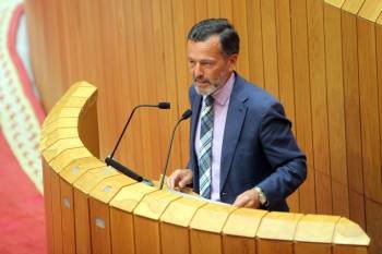 Agustín Hernández, durante su intervención en el pleno de la Cámara gallega (Foto: XOÁN CRESPO)