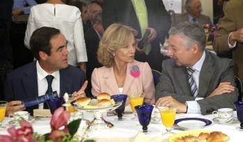 Elena Salgado (derecha), con José Bono en la conferencia ofrecida por Rubalcaba ayer en Madrid. (Foto: CHEMA MOYA)