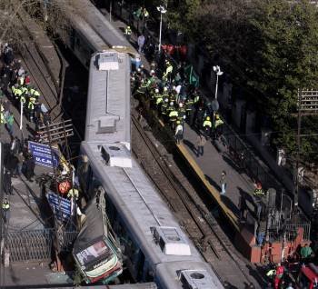 Vista general del rescate de una de las víctimas del accidente entre un tren y un autobús (Foto: EFE)