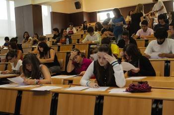 Na imaxe os estudantes enfróntanse ó primeiro exame, o de Lingua Castelá e Literatura. (Foto: MIGUEL ÁNGEL)