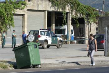 Guardias civiles revisan la cochera de la empresa, tras registrarse el asesinato. (Foto: JOSE PAZ)