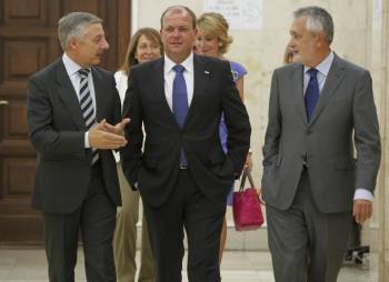 Blanco, con los presidentes de Extremadura, Antonio Monago, y Andalucía, José Antonio Griñán. (Foto: JAVIER LIZÓN)