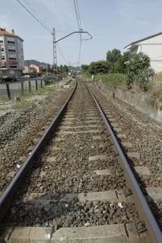 La actual vía de tren hacia Lugo, en la salida de Ourense. (Foto: MIGUEL ÁNGEL)