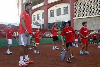 Rafa Nadal, con varios niños de las escuelas cordobesas de tenis. (Foto: SALAS)