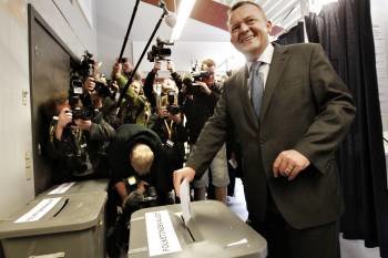 El primer ministro danés, Lars Lokke Rasmussen, deposita su papeleta en la urna al iniciar la jornada de elecciones parlamentarias en las que los sondeos apuntan a un triunfo del centroizquierda (Foto: EFE)