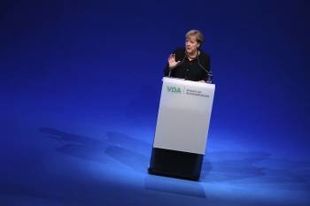 La canciller alemana, Angela Merkel, pronuncia un discurso durante el acto de apertura de la 64 edición del Salón del Automóvil de Fráncfort Main (Alemania) (Foto: EFE)
