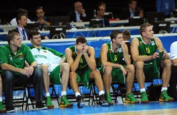 Jugadores de Lituania en el banquillo (Foto: EFE)