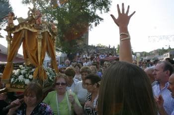 Una marea de fieles acompañó en procesión a la diminuta imagen de la Virxe do Cristal en su peregrinaje por Vilanova dos Infantes.  (Foto: JOSÉ PAZ)
