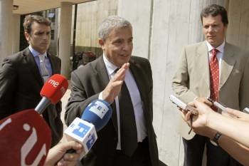 Diego  Salmerón (en el centro), abogado de los controladores, a su llegada a los juzgados. (Foto: LAVANDEIRA)