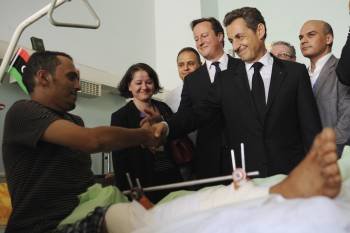  David Cameron y Nicolas Sarkozy visitan a pacientes en el Centro Médico de Trípoli, Libia. (Foto: STEFAN ROUSSEAU)