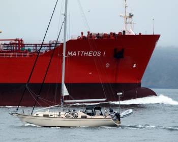 La proa del 'Mattheos I', tras un velero, en una imagen de archivo