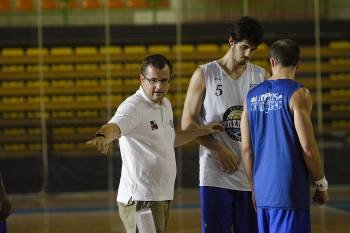 Rubén Domínguez habla con Pantín y Toppert en un entrenamiento en el Pazo. (Foto: MIGUEL ÁNGEL)