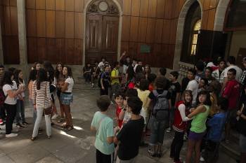 Los alumnos, a su llegada ayer al instituto Otero Pedrayo. (Foto: MIGUEL ÁNGEL)