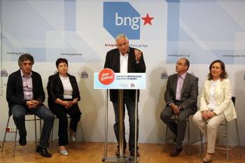 Pérez Bouza, Fernández Dávila, Guillerme Vázquez, Jorquera y Veiga, durante el acto del BNG. (Foto: VICENTE PERNÍA)