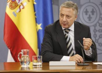 José Blanco, en la rueda de prensa posterior al Consejo de Ministros. (Foto: BERNARDO RODRÍGUEZ)