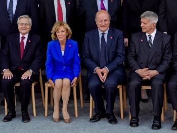 Elena Salgado, con Trichet, y el ministro polaco de Finanzas y el presidente del Banco de Polonia. (Foto: MACIEJ KULZCINSKY)