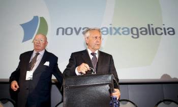 Julio Fernández Gayoso con Mauro Varela, copresidente de Novacaixagalicia. (Foto: ARCHIVO)