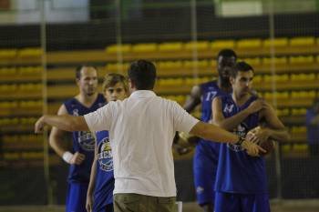 Rubén Domínguez alecciona a sus jugadores durante el entrenamiento del martes.