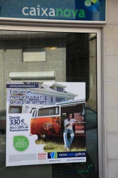 Una oficina de Novacaixagalicia Banco promociona las condiciones hipotecarias para viviendas. (Foto: JOSÉ PAZ)