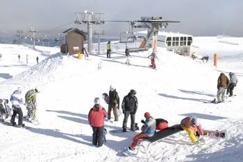 Gente de todas las edades, disfrutando de la nieve en la estación de montaña de Manzaneda. (Foto: LUIS BLANCO)