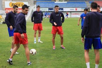 Los jugadores del Ourense, ayer durante el entrenamiento previo al partido contra el Dorneda. (Foto: JOSÉ PAZ)