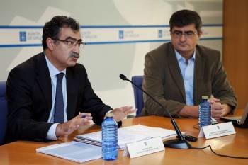 El secretario xeral Justo de Benito y el subdirector de Meteogalicia, Vicente Pérez, presentan el informe. (Foto: RAFAEL PASADAS)