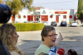 María Moreno, familiar de la víctima sevillana, atiende a la prensa. (Foto: EDUARDO ABAD)