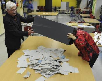 Recuento de votos en un colegio electoral de Berlín. (Foto: JENS KALAENE)