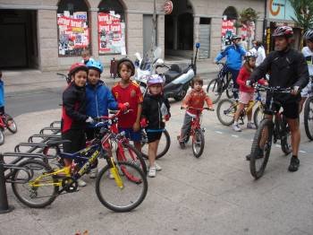 Un grupo de jóvenes participantes en la 'Bicicletada'.