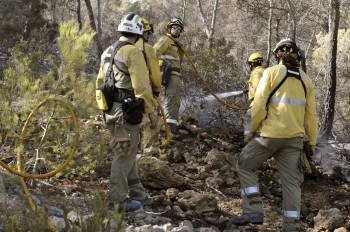 Personal de los servicios de extinción de incendios han declarado 'estabilizado' el incendio de Ibiza, que se ha declarado en la zona de Cala Llonga y que ha afectado a un centenar de hectáreas de pinar. (Foto: EFE)