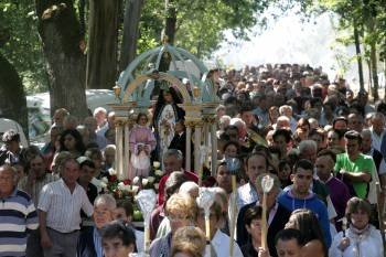 La procesión reunió a un gran número de devotos de la Virgen da Saleta. (Foto: MARCOS ÁTRIO)