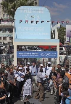 Palestinos portan una silla que representa el reconocimiento del estado palestino como miembro de pleno derecho de la ONU, durante una protesta en la plaza Manara, en la ciudad cisjordana de Ramala (Foto: EFE)